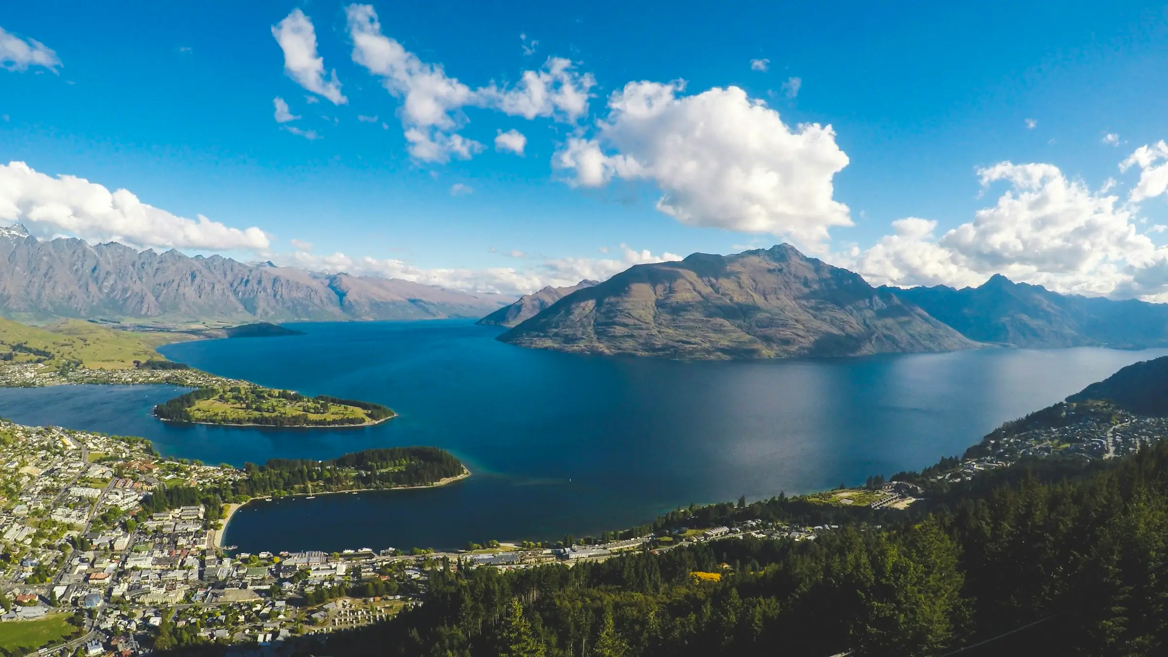 Queenstown am Lake Wakatipu vor schneebedeckten Bergen