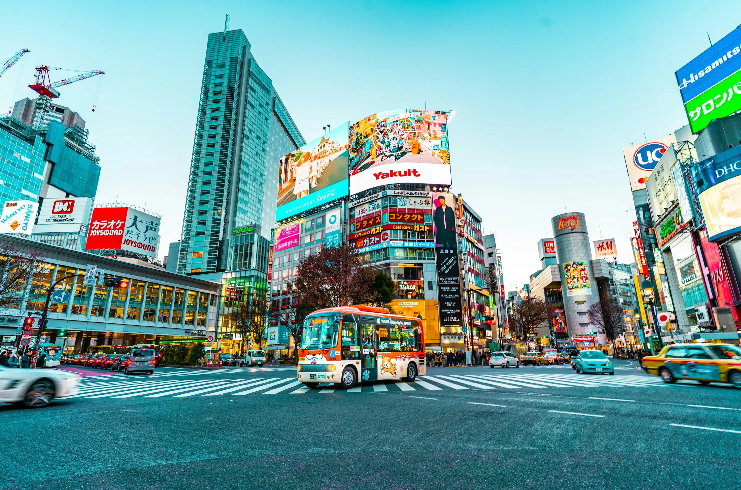 Belebte Kreuzung in Shibuya, Tokio