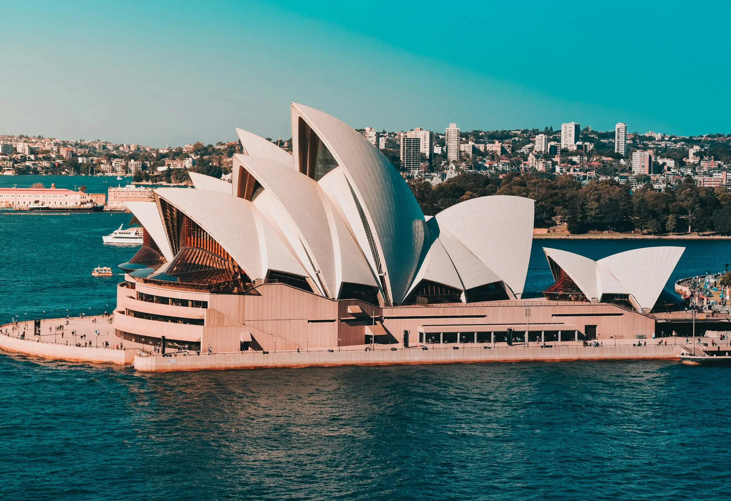 Sydney Opera House am Hafen bei blauem Himmel
