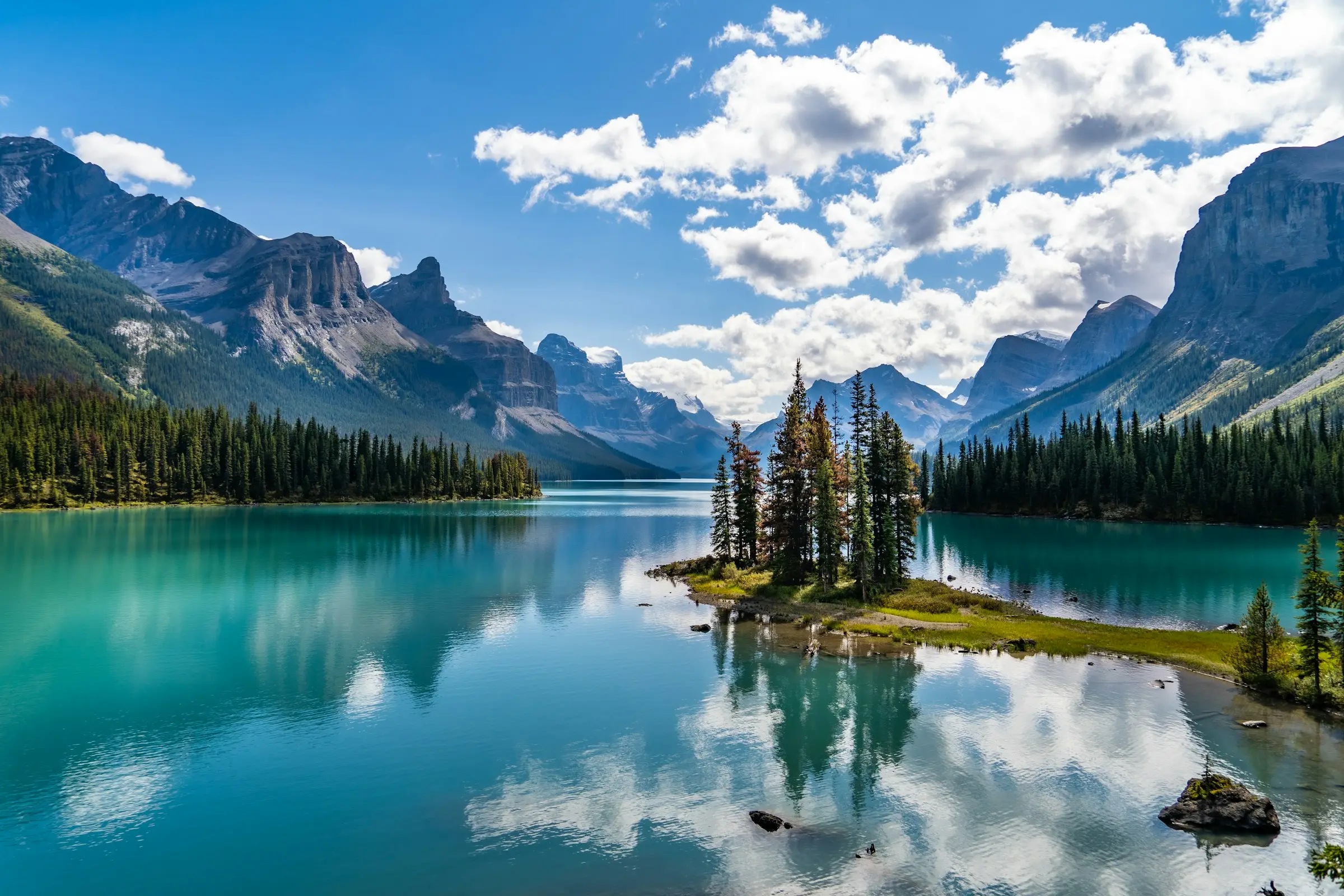 Türkisfarbener See mit Insel vor den Rocky Mountains