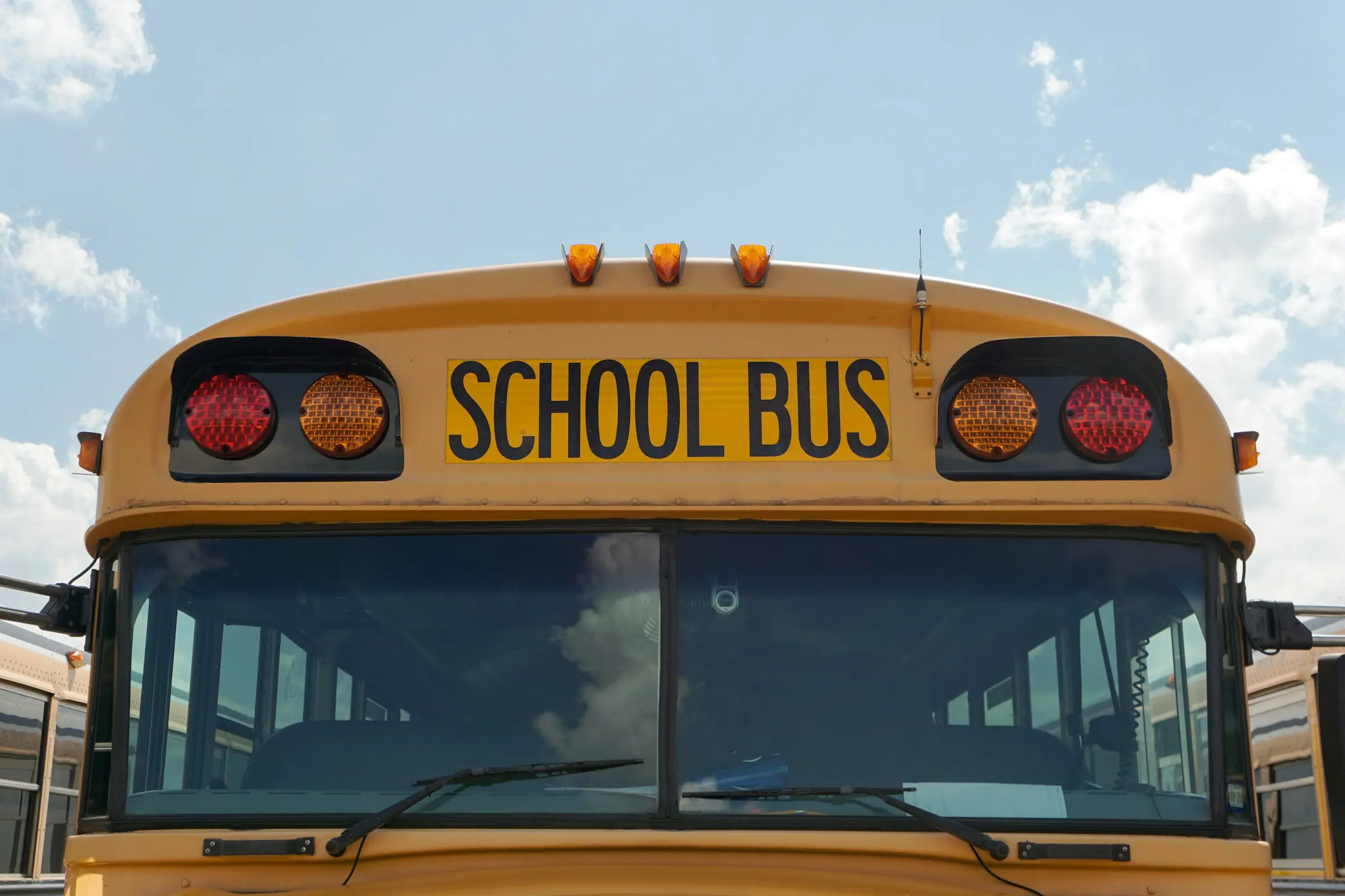 Gelber Schulbus vor blauem Himmel in Texas