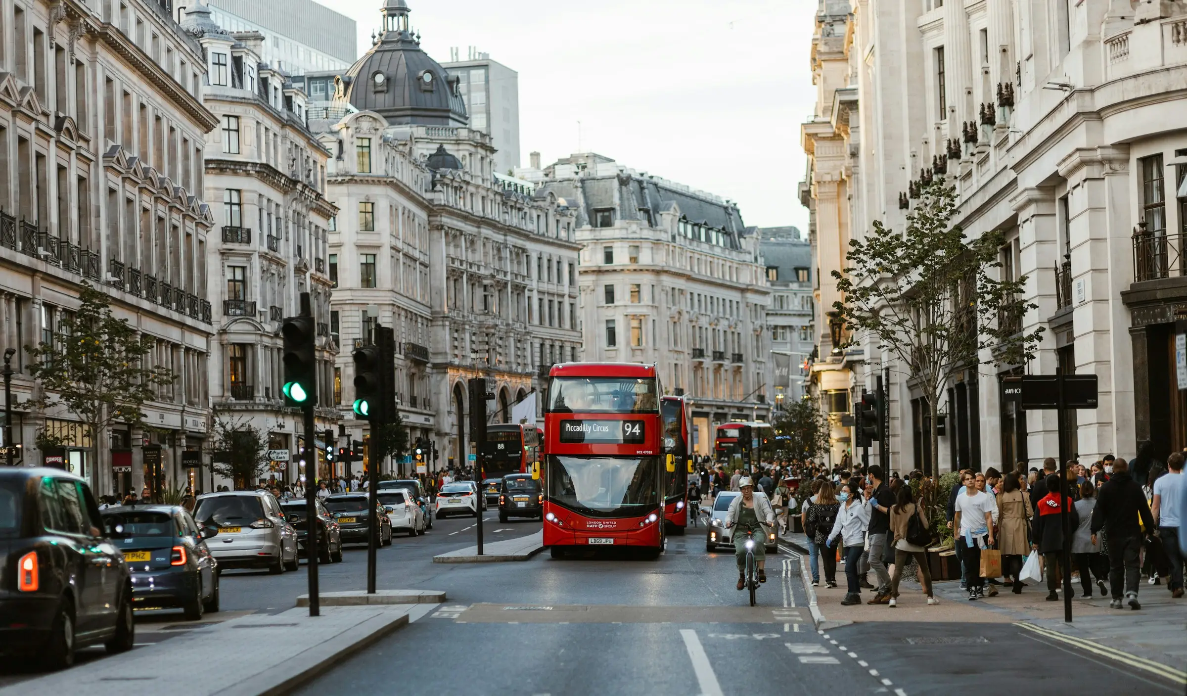 Belebte Londoner Straße mit rotem Doppeldeckerbus