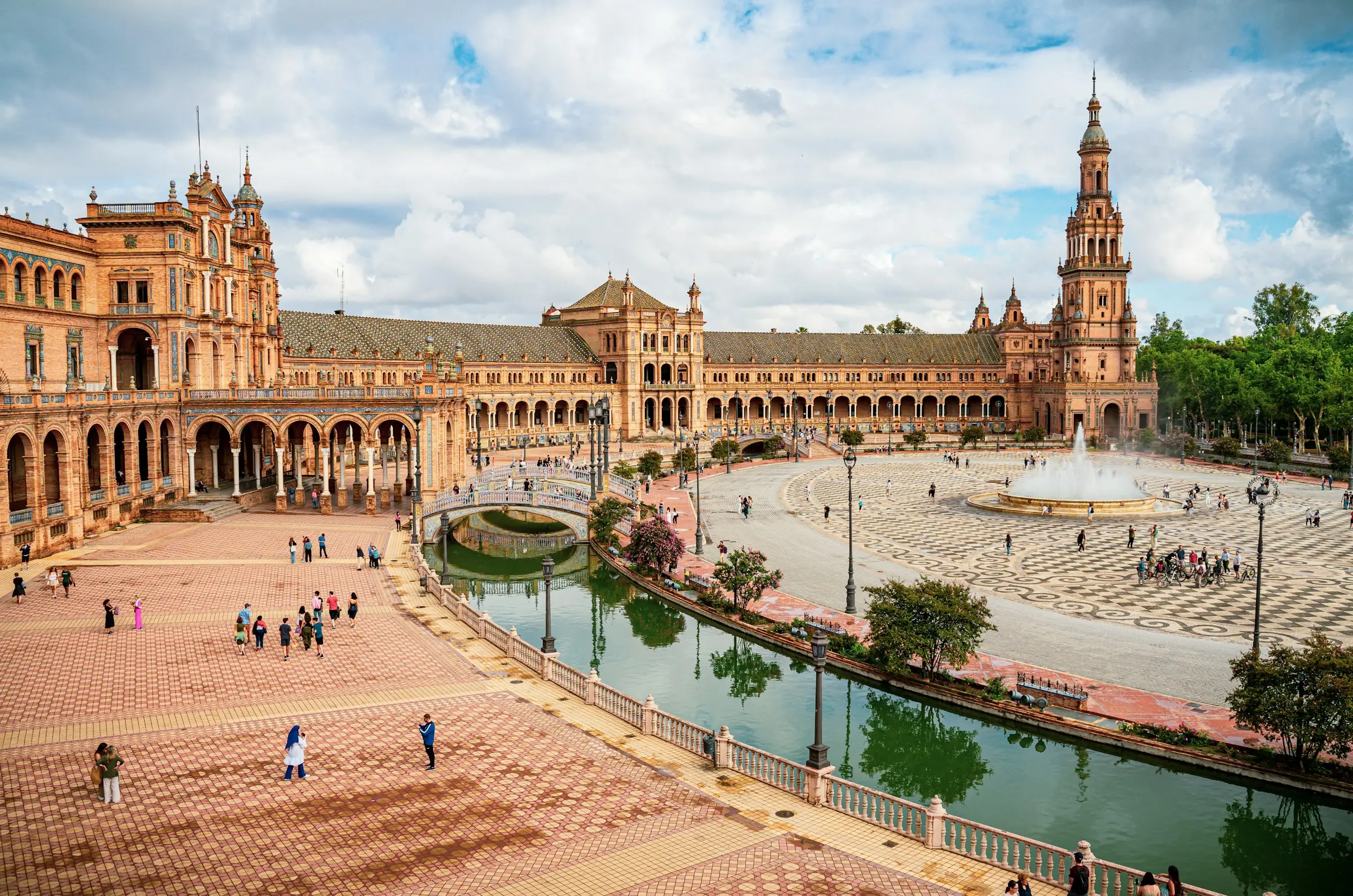 Plaza de España in Sevilla mit Brunnen