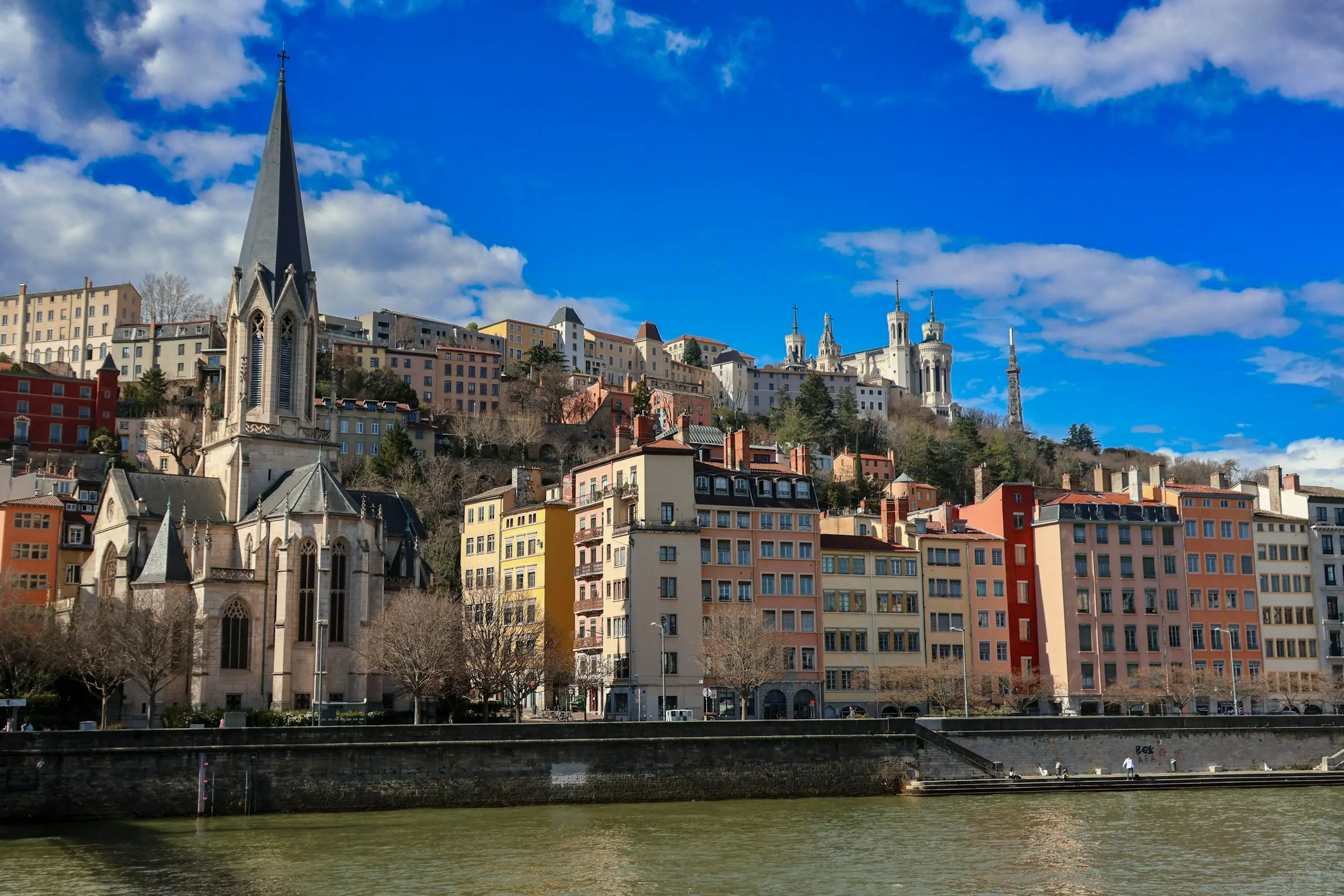 Lyon mit der Saône und bunten Häusern am Ufer